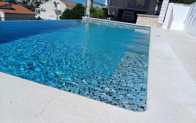 Heated Infinity Pool, Family Apartment With Panoramic sea View 3