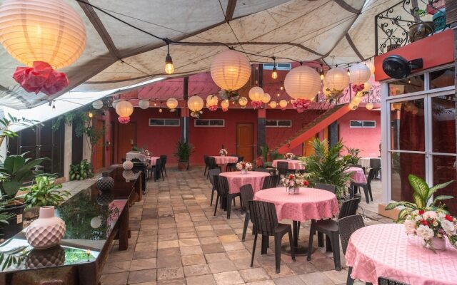 OYO 579 Anisabel Suites