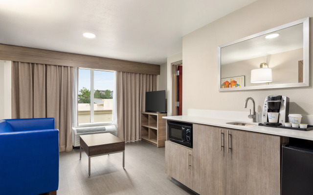 Holiday Inn Exp Stes Univ