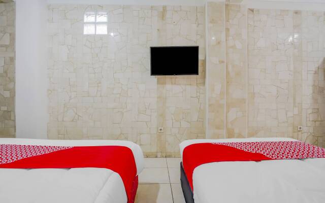 OYO Life 90035 Merci Club