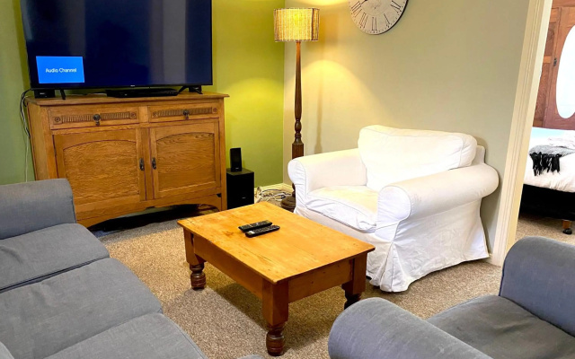 YourStay Group The Dora Hall - Very Central – Guest Rooms – Orange