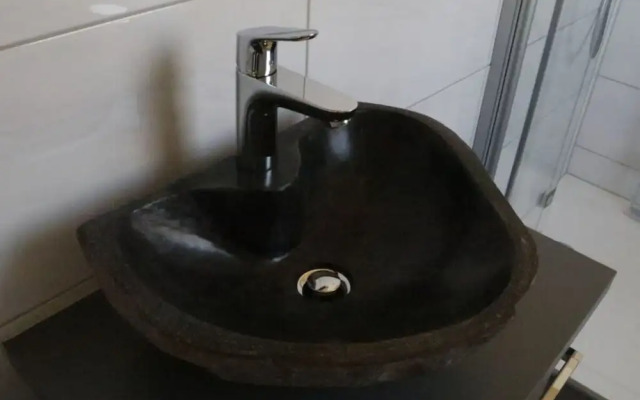 Welcoming Apartment Near Lake