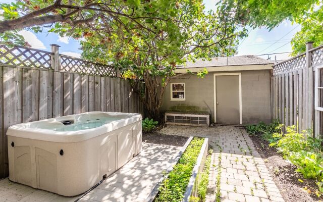 Cozy 5 Bedroom House in Downtown Toronto