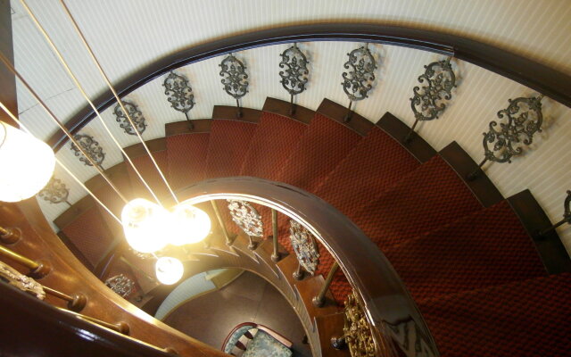 Famouse Hotel