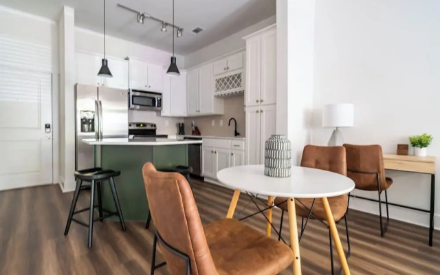 Landing Weston Lakeside Apartments