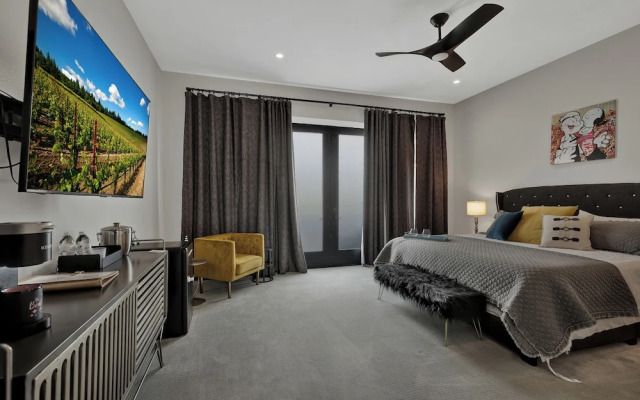 The Bentley Hotel - Popeye Room - Pool View