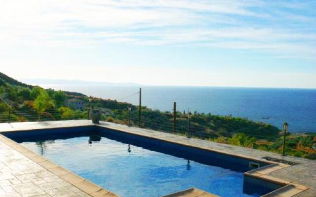 Happy Trails Pomos Panoramic Villa