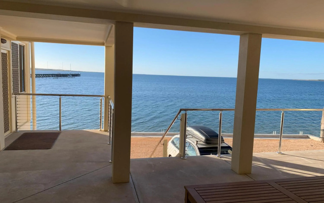 Beachside & Jetty View Apartment 2 -Skippers Apartment