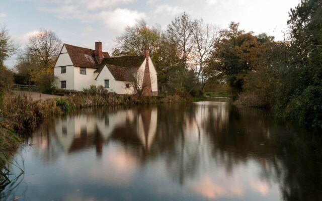 Five-star lodge set in stunning grounds with hot tub and lake views