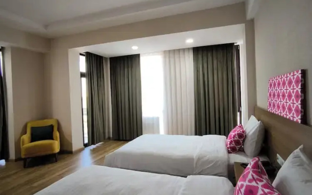 Отель Saroy Gardens