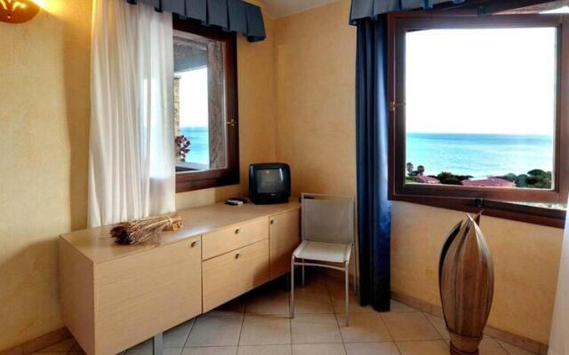 Apartment in Cannegione with communal terrace