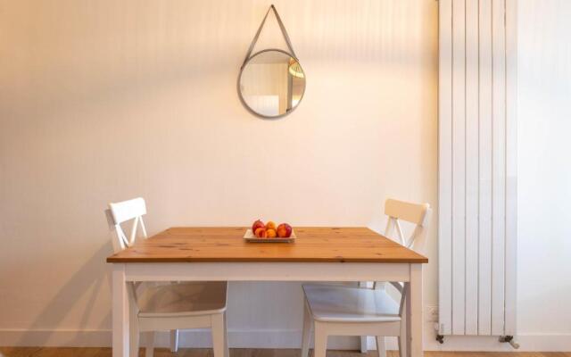 Spacious T3 apartment with a balcony near the old town