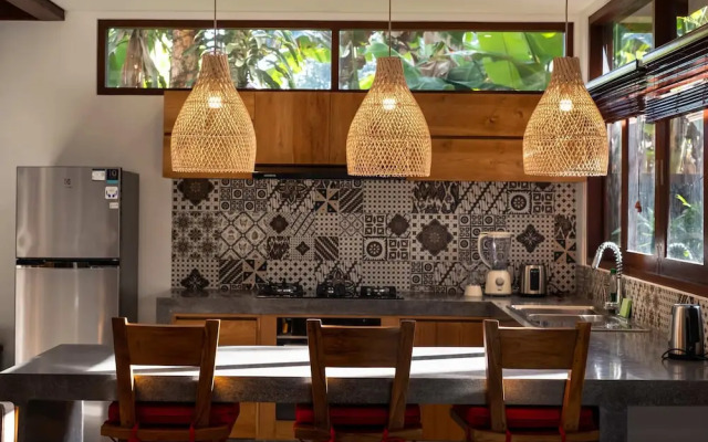 Jungle Wooden Villa, 3 BR, Ubud With Staff