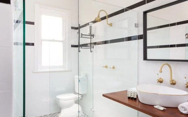 Central 2-bed Apartment With Private Parking