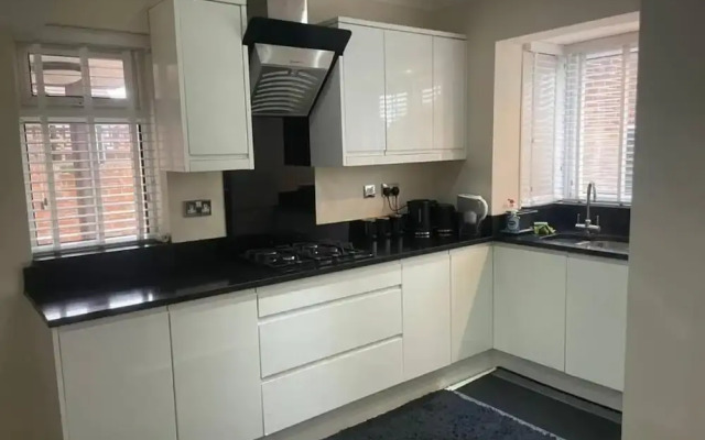 Charming House With Garden - Sleeps 6 & Parking