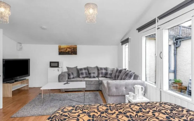 Room-charming Edinburgh Guest Room With