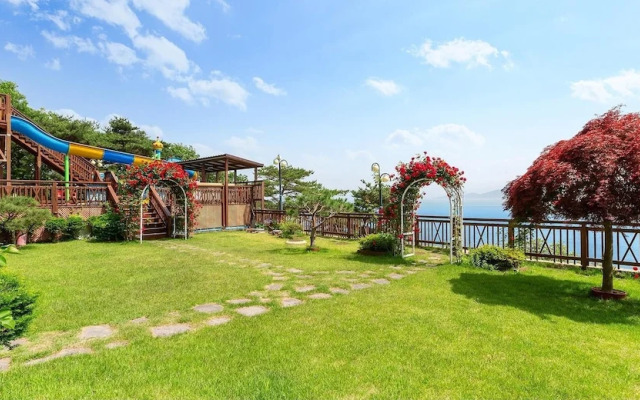 Ganghwa Hana & Alice spa Pension