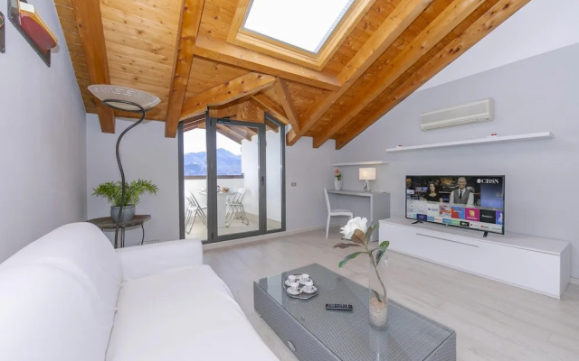 Blu Lake Apartment on Ghiffa Beach