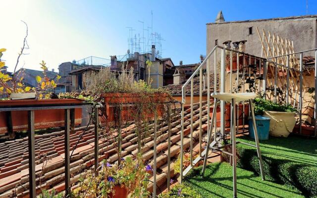 Pantheon Charming Penthouse