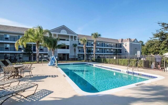 HomeTowne Studios by Red Roof Orlando South