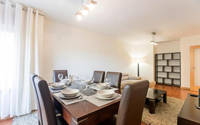 2BR Flat by Metro w/ Free Parking by LovelyStay