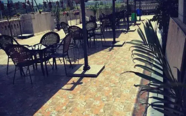 Six Day Business Hotel