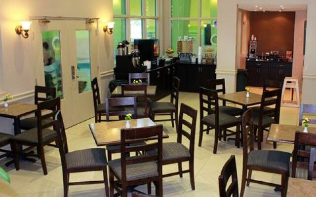 Travelodge Ambassador Bridge Windsor