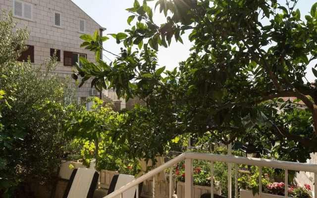 Apartment Vukic - Studio Apartment With Terrace and Garden View