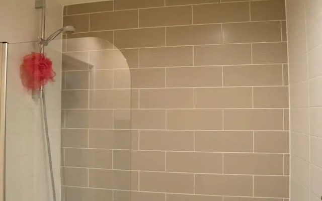 Contemporary 1 Bedroom Flat Near Mile End Station