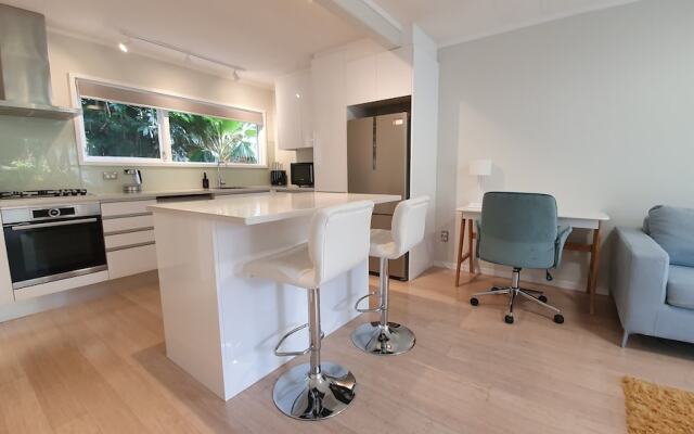 Herne Bay Gem Near Beach - Carpark