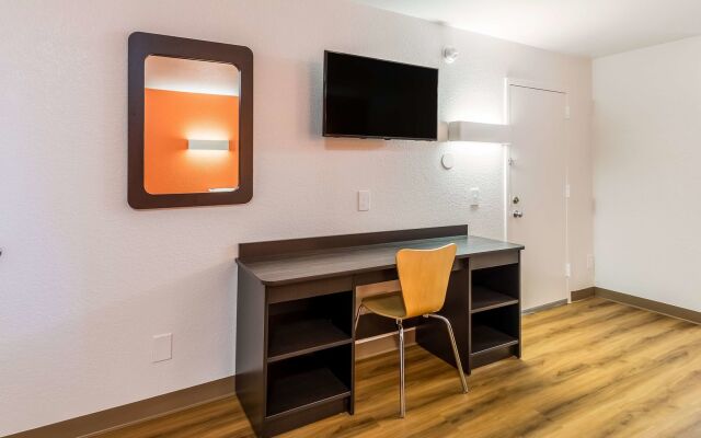 Motel 6 Arlington, TX - UTA