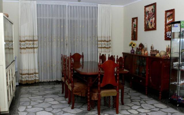 LYNIK La Casa de Blanca