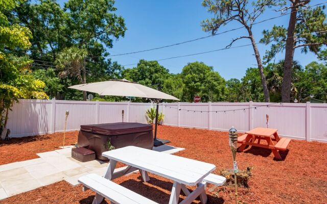 Sleeps 4 Hot Tub Fenced INN