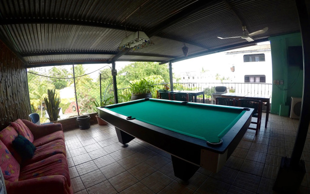 Mayflower Hotel & Hostal