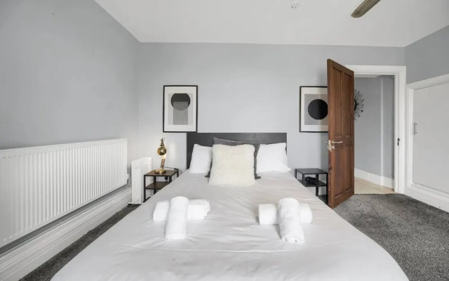 Luxury Penthouse Suite - Swansea Central - Beach