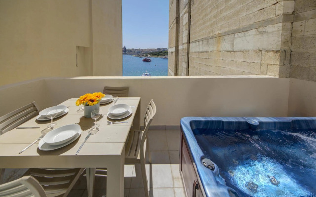 Sliema Ferries 2-bedroom Apt with views