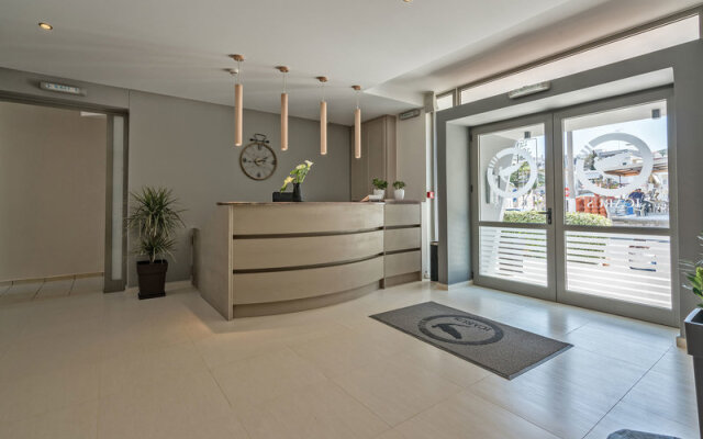 Icarus Suites &  Apartments