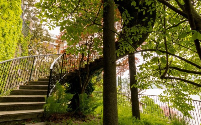 JOIVY Garden Oasis: 1BR Apt w/ Balcony & Parking