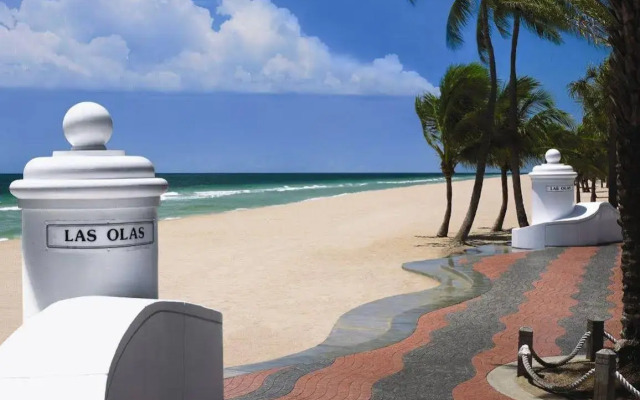 The Pillars Hotel & Club