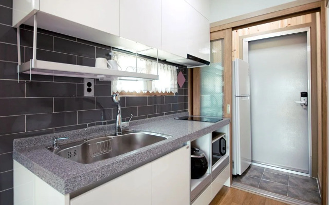 Lim Sea Side Poolvilla Pension