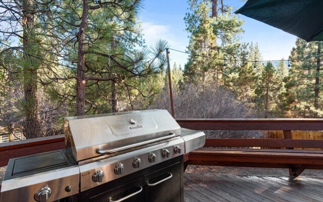 The Hideaway - Enchanting Custom Log-style Home Nestled High In The Pines! Great Room Features! 2 Bedroom Cabin