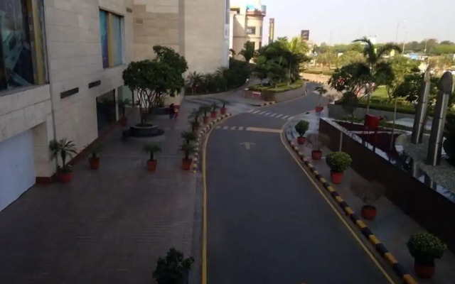 Hotel Woodland Suites Near Delhi Airport