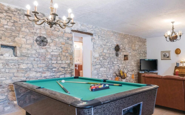 Stunning Home in Kuzinici With Wifi and 5 Bedrooms