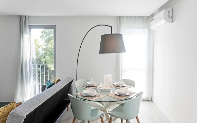 Stylish Flat W/ Gym & Parking by LovelyStay