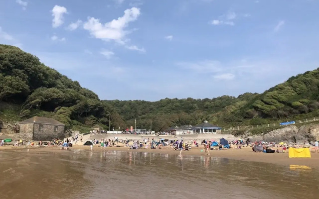 Stunning Beach Front Apartment in Caswell Swansea
