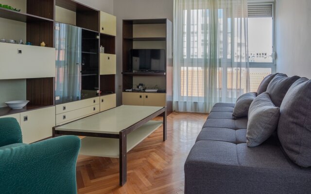 Spacious apt few min Walk to old Town and Beach