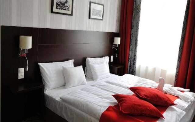 Corner Hotel & Kávéház
