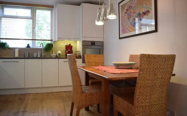 1 Bedroom Apartment With Balcony in Putney