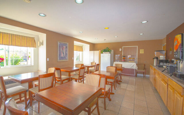 Auburn Travelodge Inn and Suites