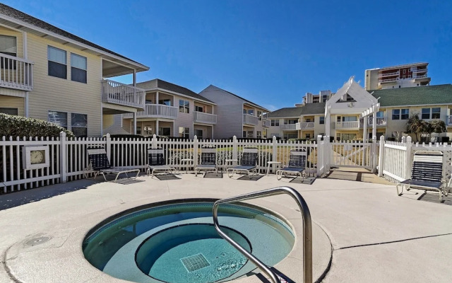 8226 is an upstairs pet friendly studio located in Sandpiper Cove by RedAwning